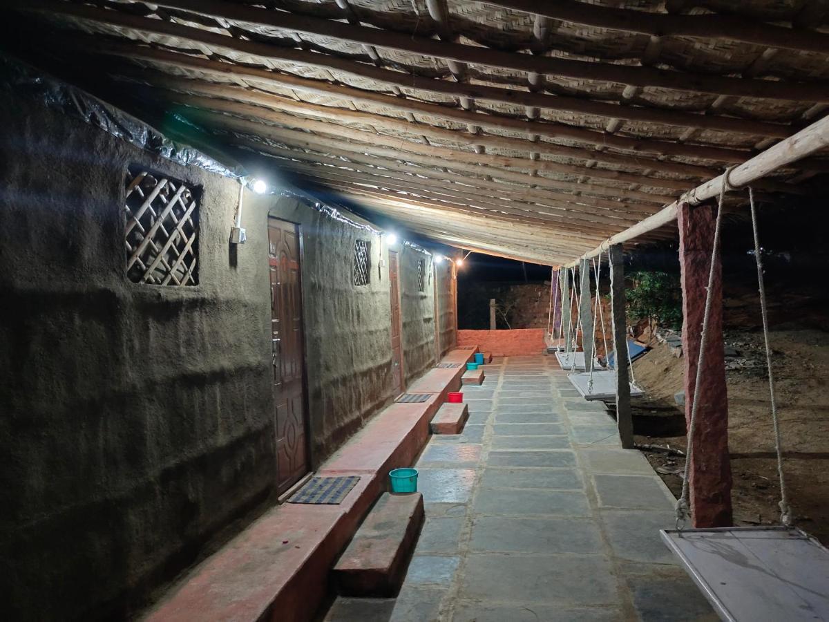 Waterfall Guesthouse Hampi Buitenkant foto